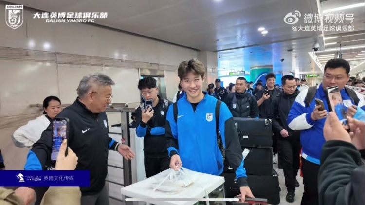 欧亿体育app下载-热情!接机的大连球迷为今天满19岁的杨铭锐送蛋糕,祝他生日快乐